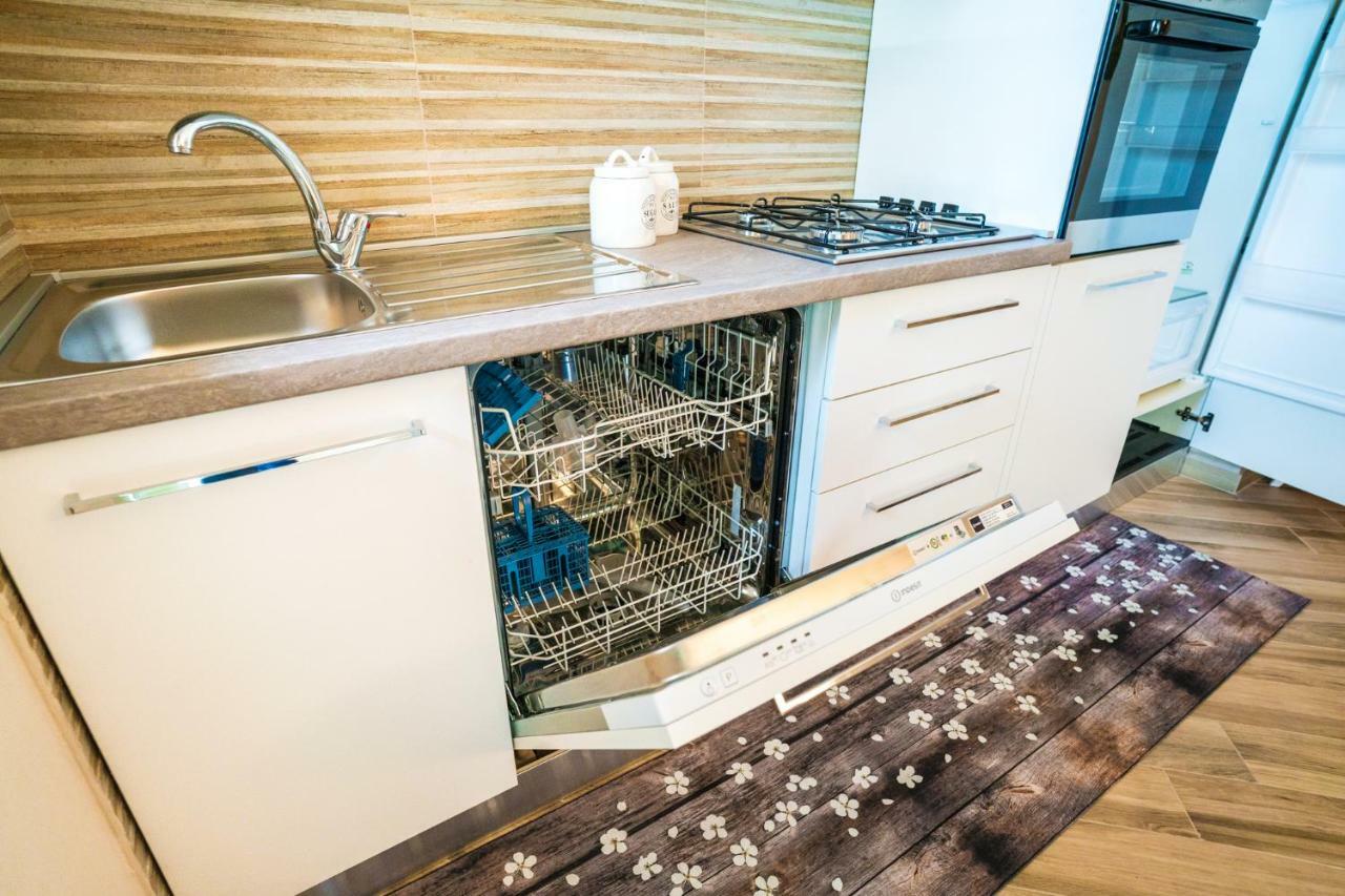 Sisters In Law Guesthouse Монополи Екстериор снимка
