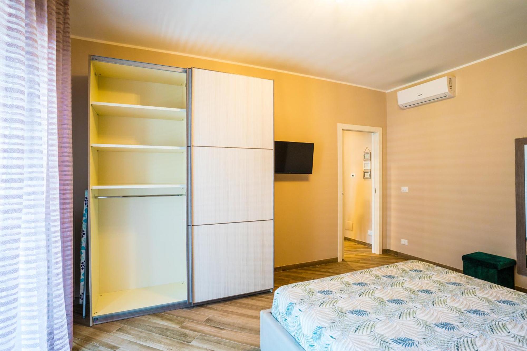 Sisters In Law Guesthouse Монополи Екстериор снимка